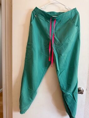 Women's Surgical Green
Zamora™- Tall Jogger Scrub